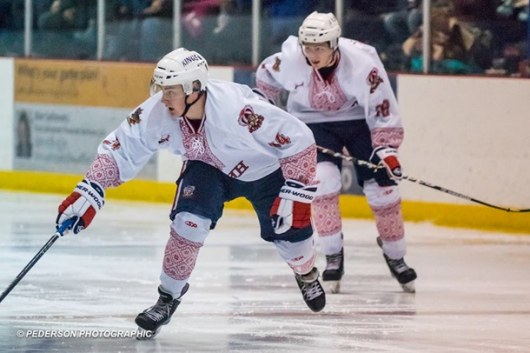 Канадские хоккеисты вышли на лед в украинских вышиванках